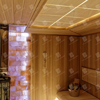 потолок сауны выполнен из комбинации вагонки кедр канадский и элементов VENTURA, закарнизная светодиодная подсветка потолка